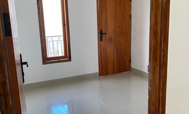 FOR RENT RUMAH BARU 2LT ADA 3 BR LOKASI BAGUS DENPASAR BARAT