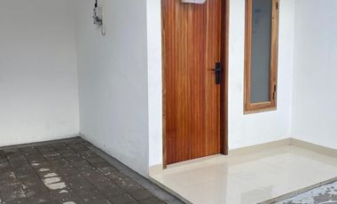 FOR RENT RUMAH BARU 2LT ADA 3 BR LOKASI BAGUS DENPASAR BARAT