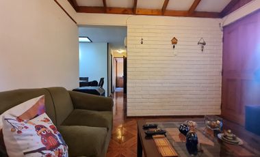 CASA DE 1 PISO EN BARRIO TRANQUILO Y BIEN CONECTADO
