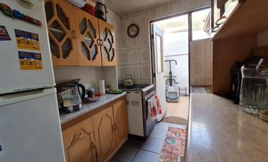 CASA DE 1 PISO EN BARRIO TRANQUILO Y BIEN CONECTADO