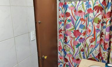 CASA DE 1 PISO EN BARRIO TRANQUILO Y BIEN CONECTADO
