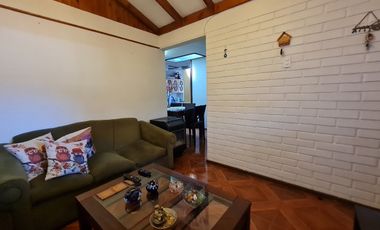 CASA DE 1 PISO EN BARRIO TRANQUILO Y BIEN CONECTADO