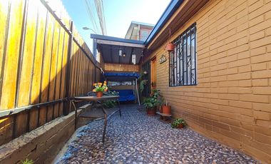 CASA DE 1 PISO EN BARRIO TRANQUILO Y BIEN CONECTADO