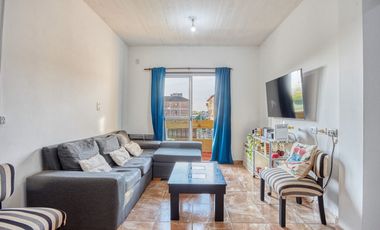 Departamento en venta, 3 amnbientes, 2Â° piso. Acepta permuta por vehiculo.