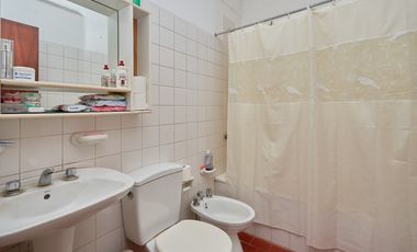 Departamento en venta, 3 amnbientes, 2Â° piso. Acepta permuta por vehiculo.