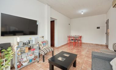 Departamento en venta, 3 amnbientes, 2Â° piso. Acepta permuta por vehiculo.
