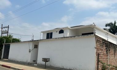 CASA EN VENTA EN CHONE AVENIDA ELOY ALFARO