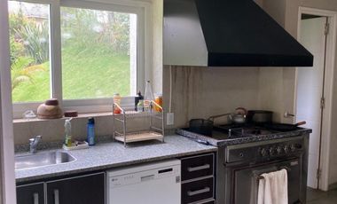 Alquiler Temporal: Casa de 3 Dormitorios con Quincho y Jardin en el Barrio Centro Golf