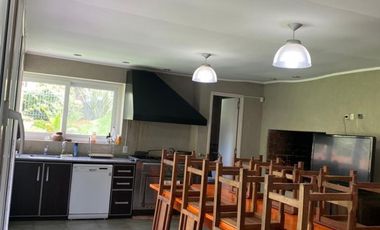 Alquiler Temporal: Casa de 3 Dormitorios con Quincho y Jardin en el Barrio Centro Golf