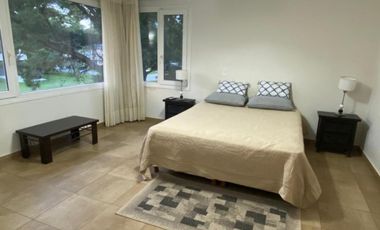 Alquiler Temporal: Casa de 3 Dormitorios con Quincho y Jardin en el Barrio Centro Golf