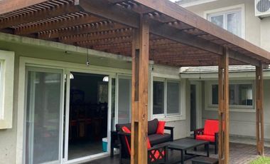 Alquiler Temporal: Casa de 3 Dormitorios con Quincho y Jardin en el Barrio Centro Golf