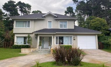 Alquiler Temporal: Casa de 3 Dormitorios con Quincho y Jardin en el Barrio Centro Golf