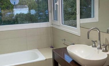 Alquiler Temporal: Casa de 3 Dormitorios con Quincho y Jardin en el Barrio Centro Golf
