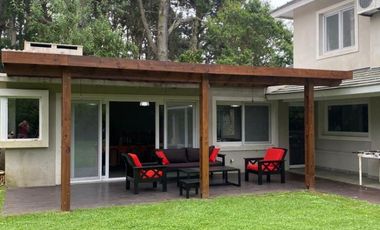 Alquiler Temporal: Casa de 3 Dormitorios con Quincho y Jardin en el Barrio Centro Golf