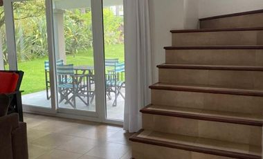 Alquiler Temporal: Casa de 3 Dormitorios con Quincho y Jardin en el Barrio Centro Golf