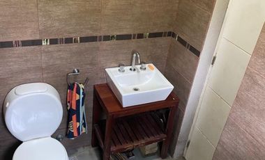 Alquiler Temporal: Casa de 3 Dormitorios con Quincho y Jardin en el Barrio Centro Golf