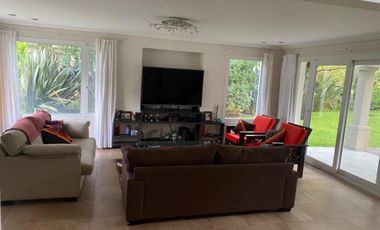 Alquiler Temporal: Casa de 3 Dormitorios con Quincho y Jardin en el Barrio Centro Golf