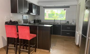 Alquiler Temporal: Casa de 3 Dormitorios con Quincho y Jardin en el Barrio Centro Golf