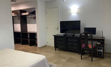 Alquiler Temporal: Casa de 3 Dormitorios con Quincho y Jardin en el Barrio Centro Golf