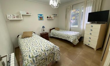 Alquiler Temporal: Casa de 3 Dormitorios con Quincho y Jardin en el Barrio Centro Golf