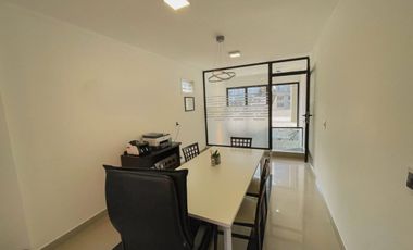 IMPECABLE OFICINA CON COCINA, PATIO Y DEPOSITO EN LA PERLA