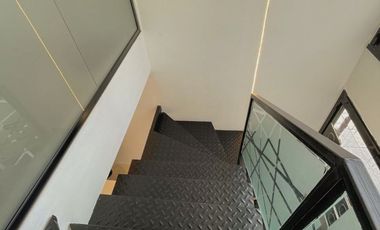 IMPECABLE OFICINA CON COCINA, PATIO Y DEPOSITO EN LA PERLA
