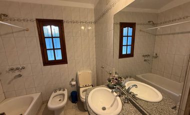 Casa en Alquiler – Uso Comercial – Cerro de las Rosas