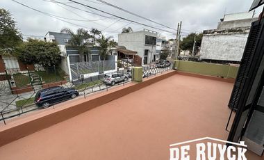 4 ambientes con 2 baños, PH al frente