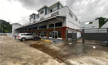 CURUNDU / GOLDEN CITY PLAZA  / 105M / LOCALES COMERCIAL / VACIO