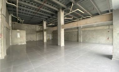 CURUNDU / GOLDEN CITY PLAZA  / 105M / LOCALES COMERCIAL / VACIO