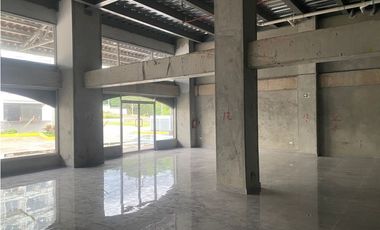 CURUNDU / GOLDEN CITY PLAZA  / 105M / LOCALES COMERCIAL / VACIO