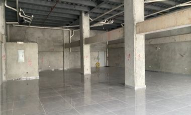 CURUNDU / GOLDEN CITY PLAZA  / 105M / LOCALES COMERCIAL / VACIO