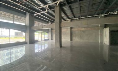 CURUNDU / GOLDEN CITY PLAZA  / 105M / LOCALES COMERCIAL / VACIO