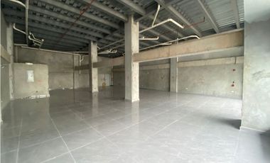 CURUNDU / GOLDEN CITY PLAZA  / 105M / LOCALES COMERCIAL / VACIO