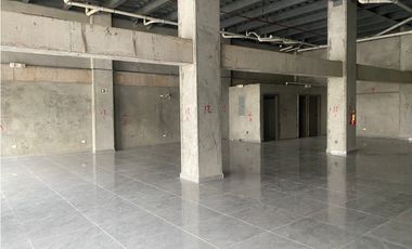 CURUNDU / GOLDEN CITY PLAZA  / 105M / LOCALES COMERCIAL / VACIO