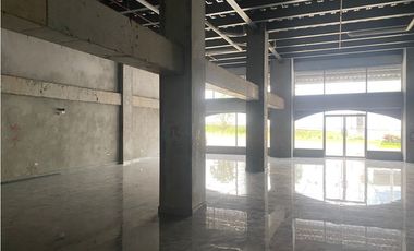 CURUNDU / GOLDEN CITY PLAZA  / 105M / LOCALES COMERCIAL / VACIO