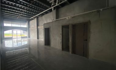 CURUNDU / GOLDEN CITY PLAZA  / 105M / LOCALES COMERCIAL / VACIO