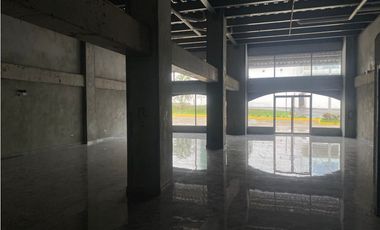 CURUNDU / GOLDEN CITY PLAZA  / 105M / LOCALES COMERCIAL / VACIO