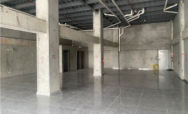 CURUNDU / GOLDEN CITY PLAZA  / 105M / LOCALES COMERCIAL / VACIO