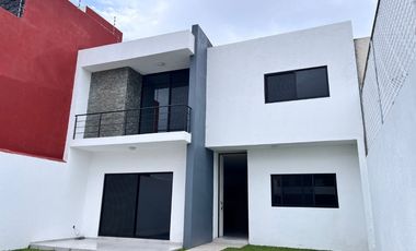 Casa moderna en fraccionamiento junto a Burgos