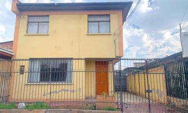 Casa en Venta en ENTRE CALLES AURORA DE CHILE Y PADRE FAUSTINO GAZZIERO