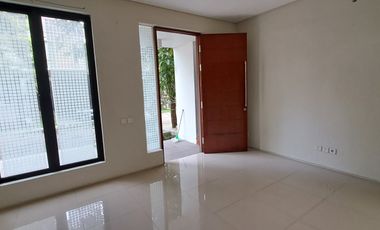 Disewakan rumah North west lake, dekat danau, siap huni