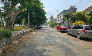 CASA AMPLIA CON EXTENSO JARDIN. FRENTE AL RIO DE TUXPAN VERACRUZ.