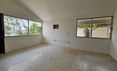 CASA AMPLIA CON EXTENSO JARDIN. FRENTE AL RIO DE TUXPAN VERACRUZ.