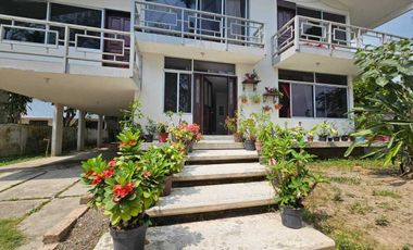 CASA AMPLIA CON EXTENSO JARDIN. FRENTE AL RIO DE TUXPAN VERACRUZ.