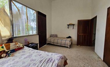 CASA AMPLIA CON EXTENSO JARDIN. FRENTE AL RIO DE TUXPAN VERACRUZ.