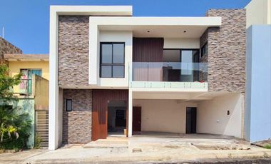 Casa en Venta en Lomas Diamante | 4 recámaras y alberca