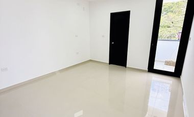 Casa con alberca, recámara en planta baja y roof garden – Monte Magno