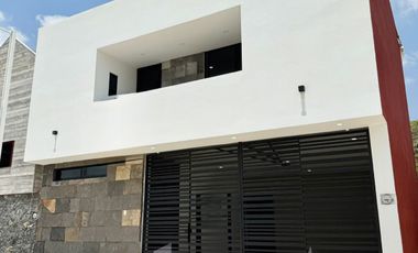 Casa con alberca, recámara en planta baja y roof garden – Monte Magno