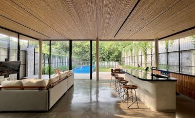 DIJUAL RUMAH MEWAH LOKASI BLULUKAN COLOMADU